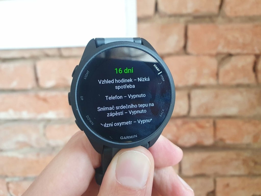 Garmin Forerunner 165 jest bardziej ograniczony w trybie oszczędzania energii