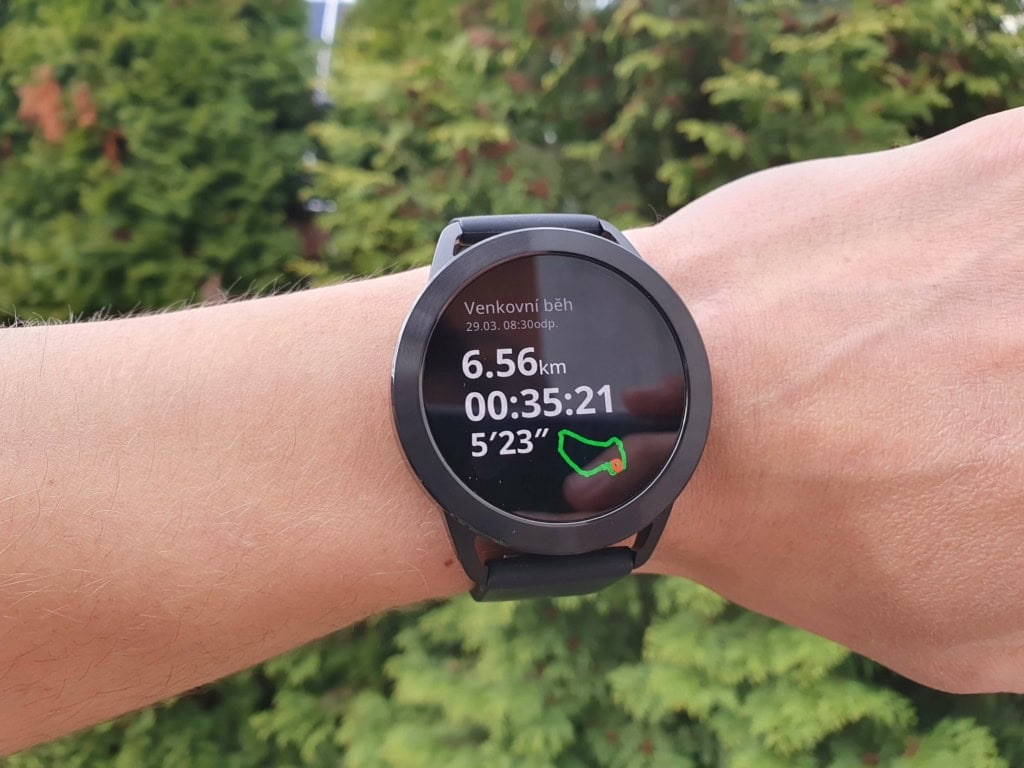 Zegarek zarejestruje trasę za pomocą GPS