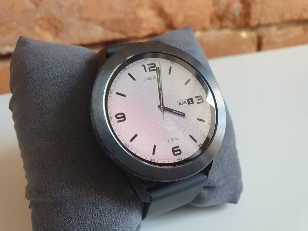 Wyświetlacz ma stosunkowo szeroką lunetę na całym obwodzie