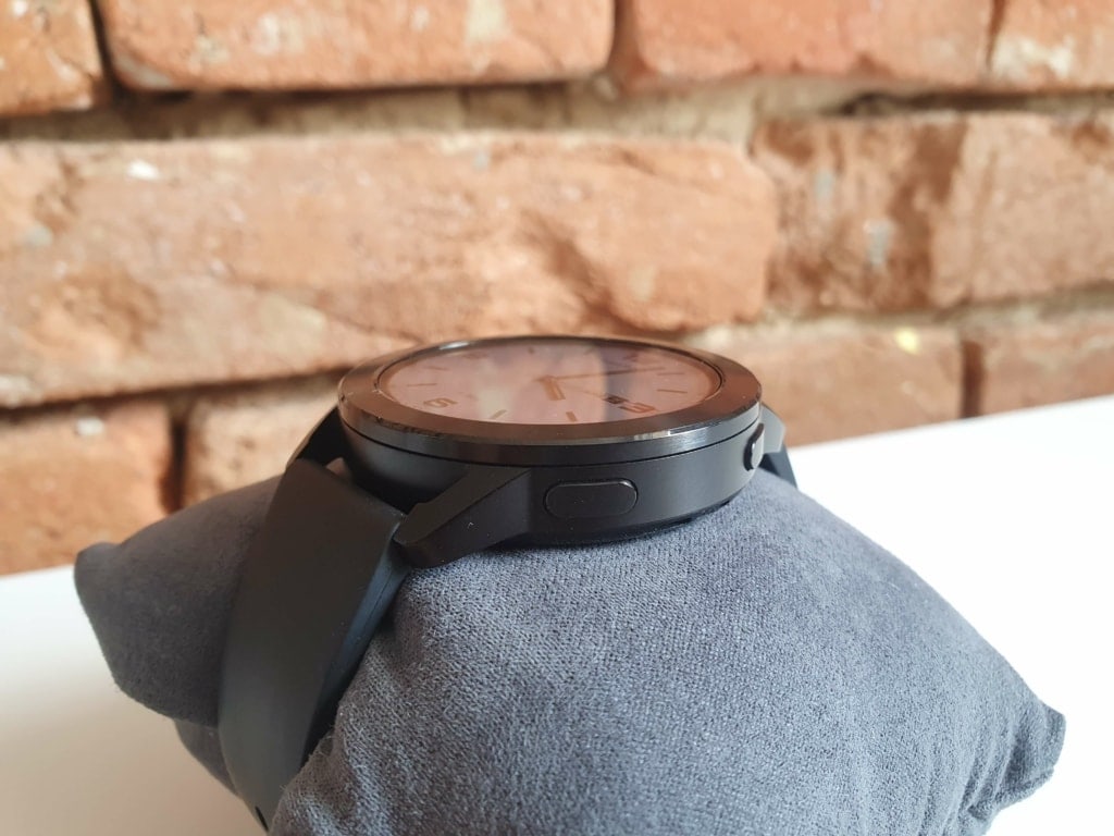 Obudowa jest nieporęczna i bardziej odpowiednia dla męskich nadgarstków