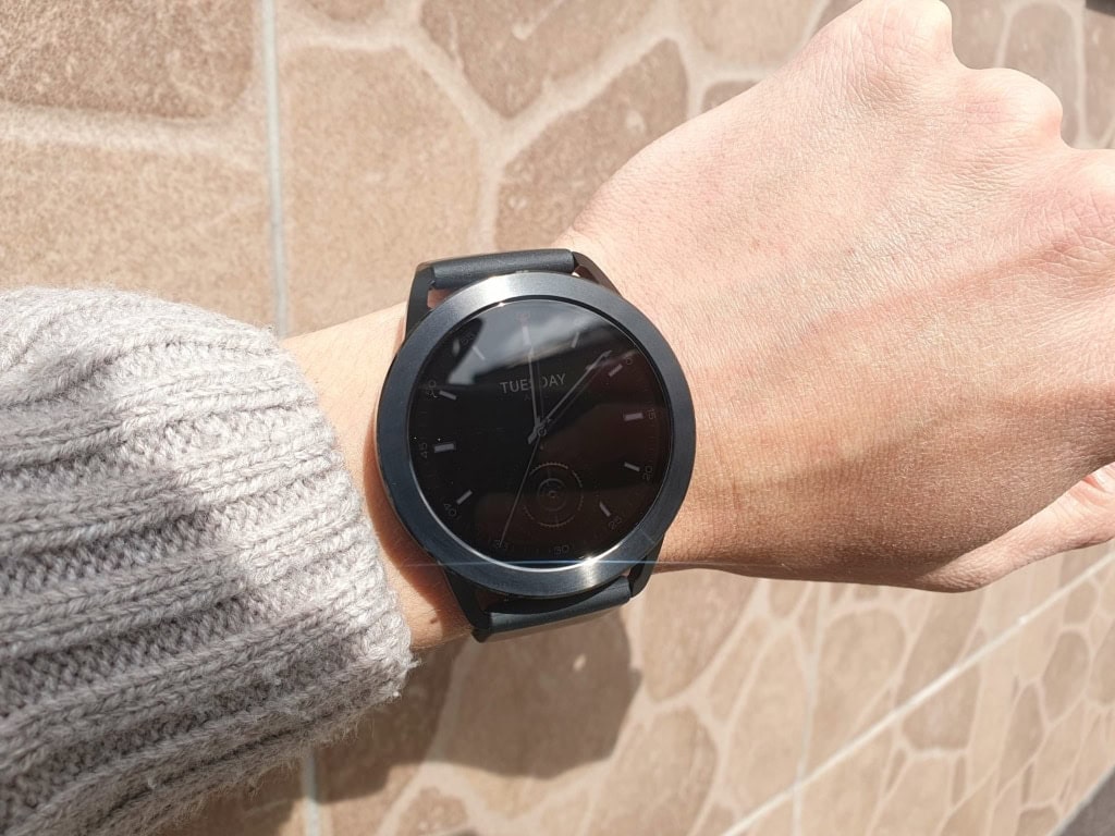 Maksymalna jasność nie jest idealna w przypadku ciemnej tarczy zegarka