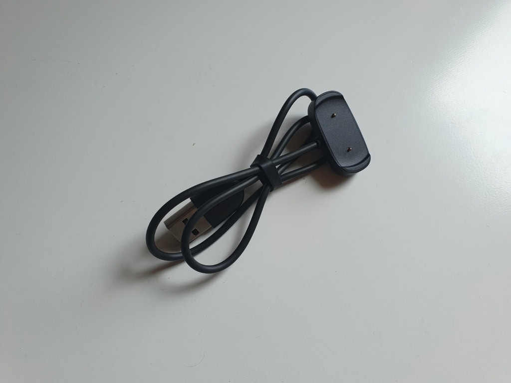 Zegarek ładuje się za pomocą magnetycznego zasilacza