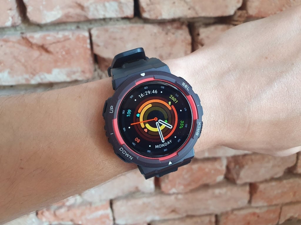 Amazfit Active Edge jest wygodny podczas uprawiania sportu i pracy
