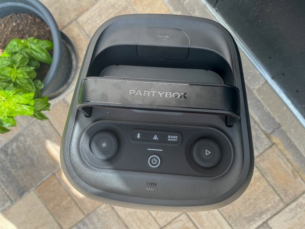 Na górze znajduje się uchwyt