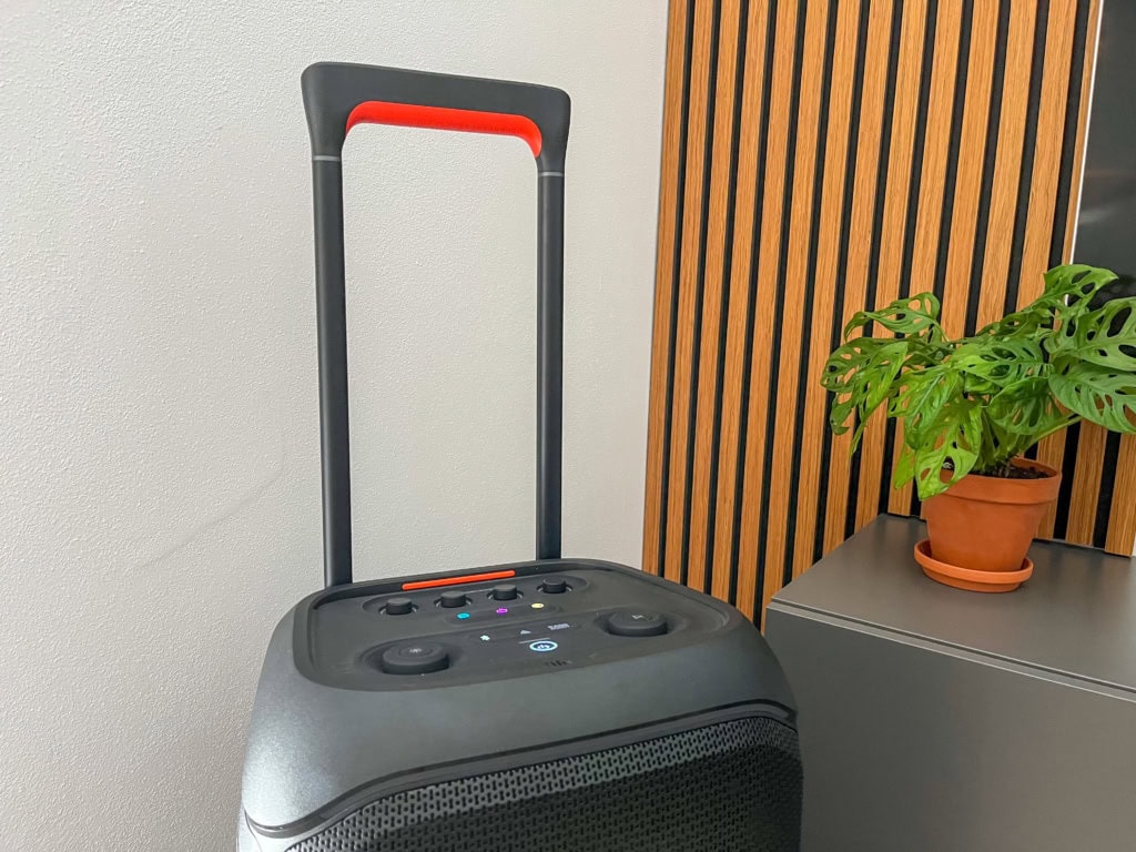 Posiada on praktyczny uchwyt