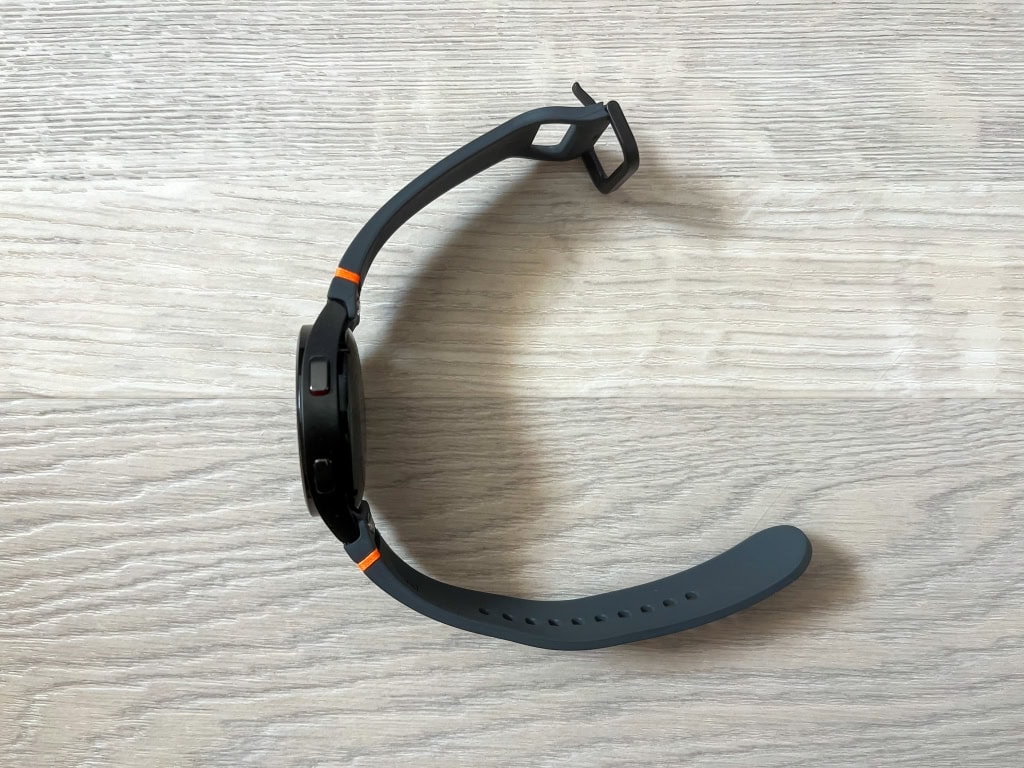 Z boku znajdują się dwa przyciski