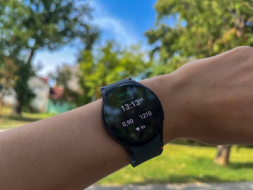 Aktywność jest automatycznie wstrzymywana po zatrzymaniu