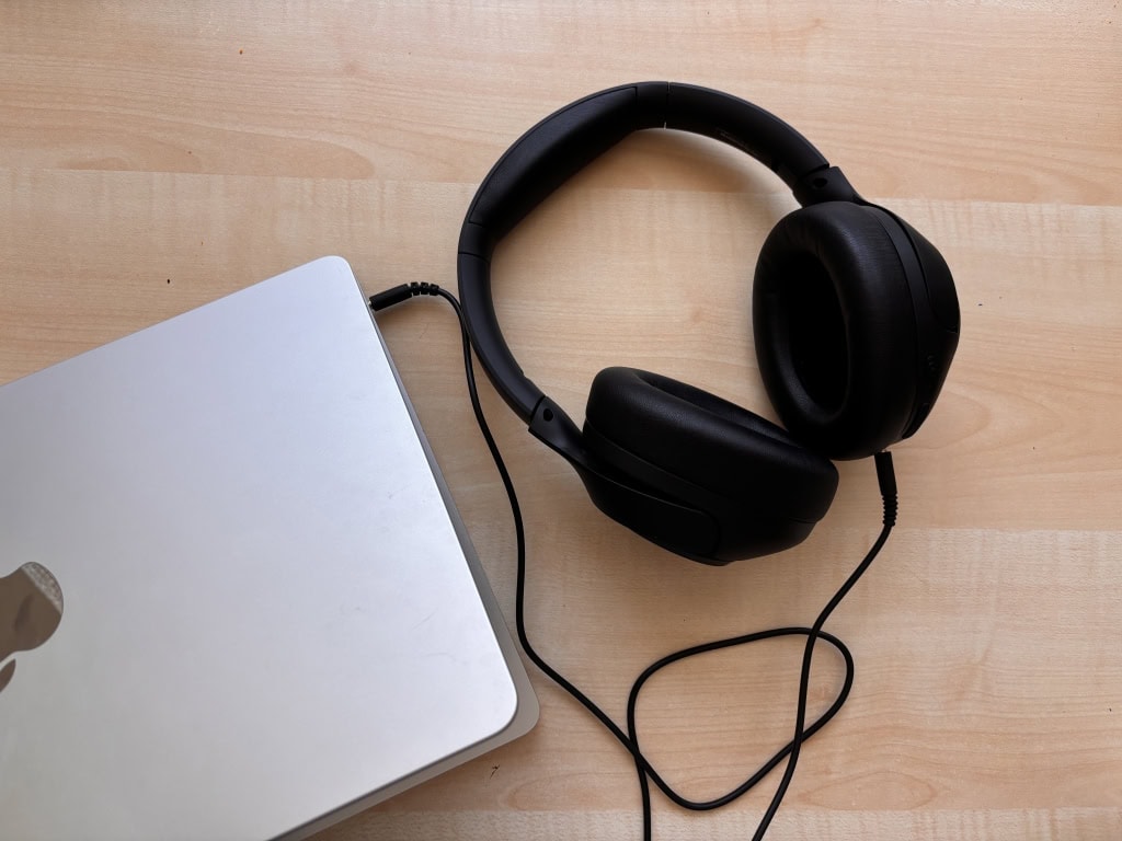 Za pomocą kabla można również korzystać z rozładowanego