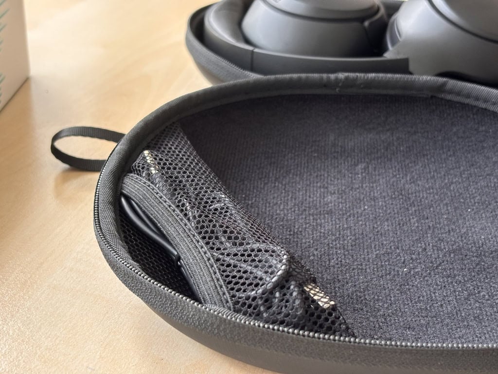 Wewnątrz wszyta siatka