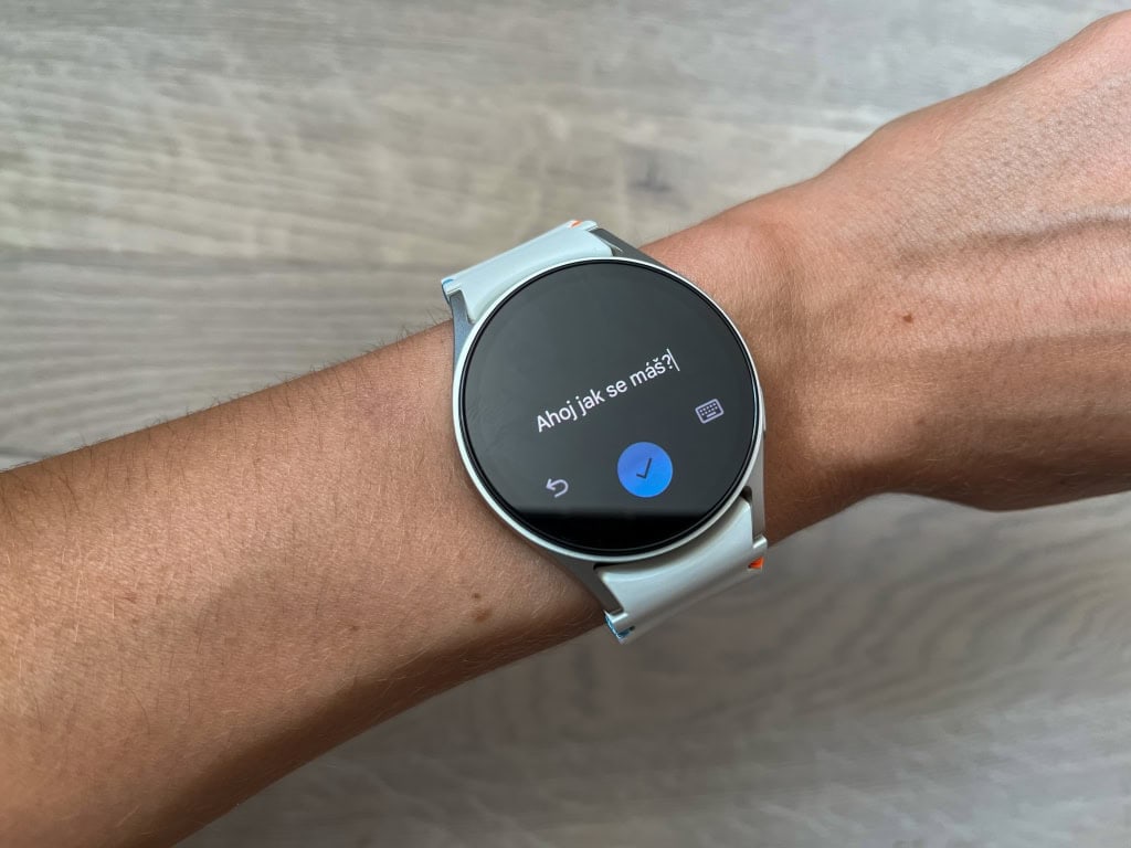 Polecam pobranie klawiatury Gboard