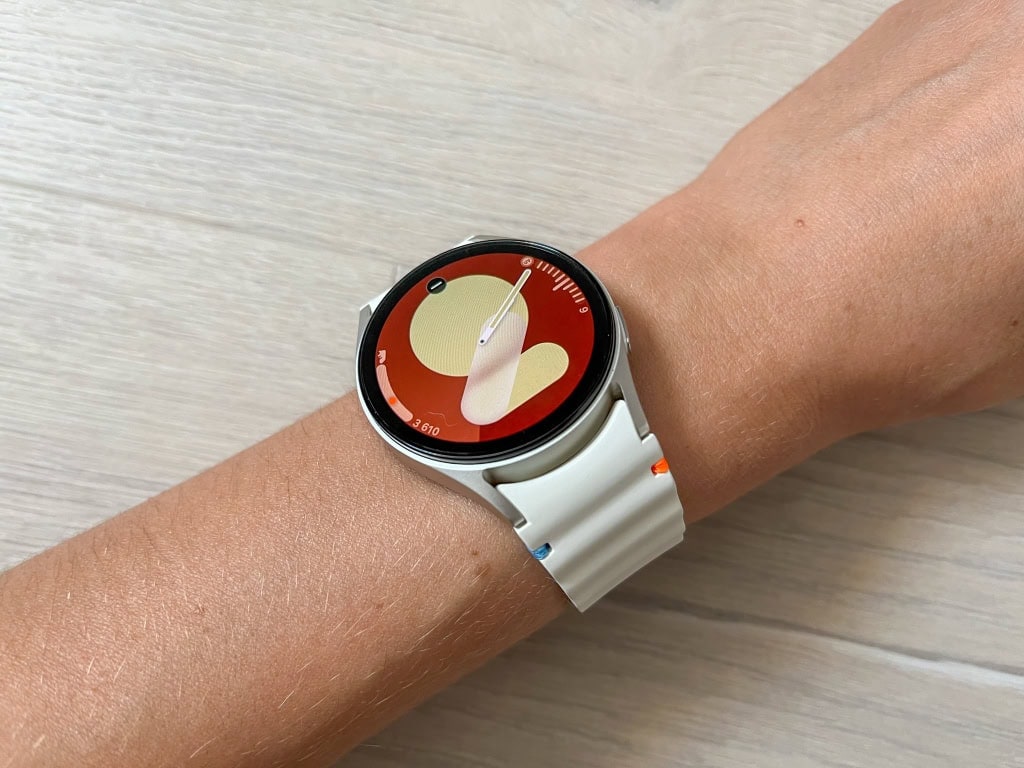 Posiada funkcję Always-On i automatyczną kontrolę jasności