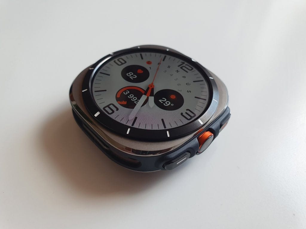 Boki obudowy pokryte są plastikiem