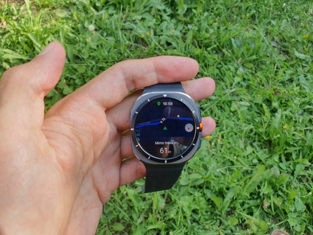 Podczas uprawiania sportu użytkownik jest powiadamiany o odchyleniach od trasy.