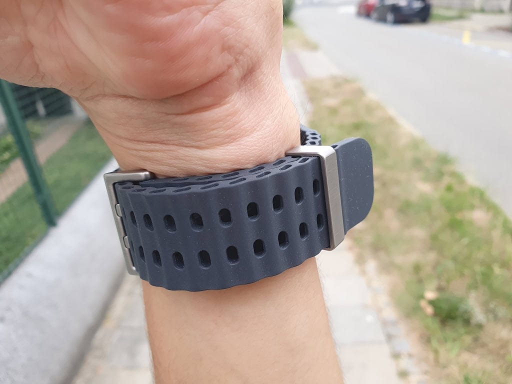 Ubrania są złapane na luźnym końcu