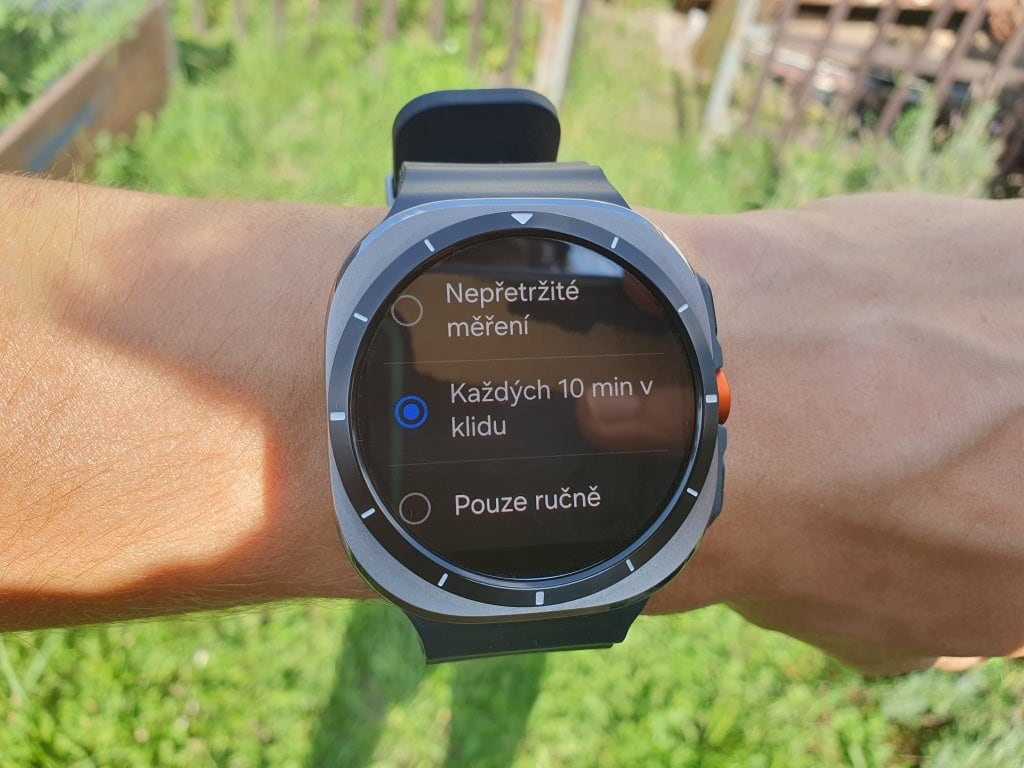 Zegarek może mierzyć tętno automatycznie i na żądanie.