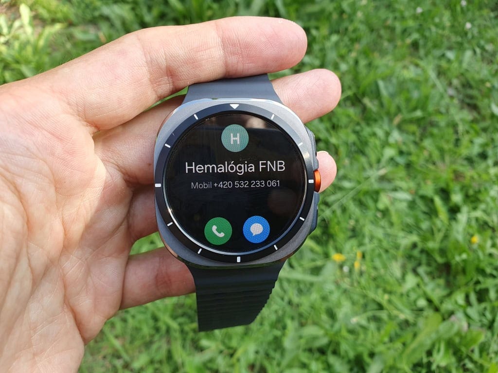 Dostępne są również zapisane kontakty z telefonu