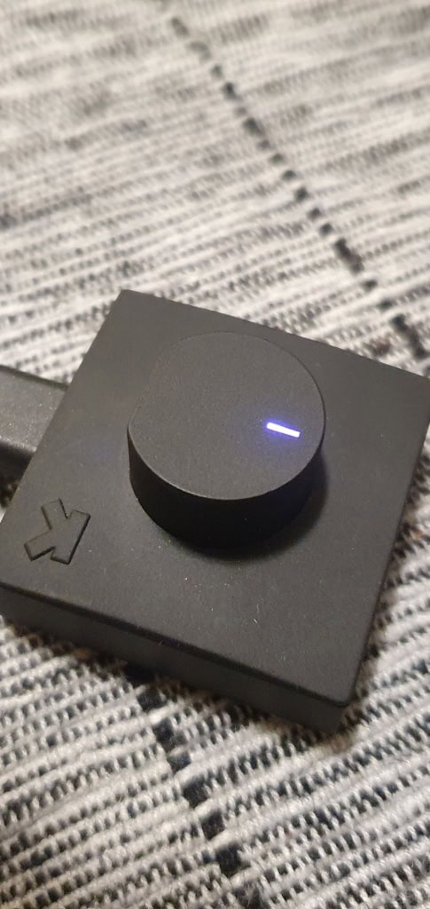 Początkowa konfiguracja odbywa się na ładowarce