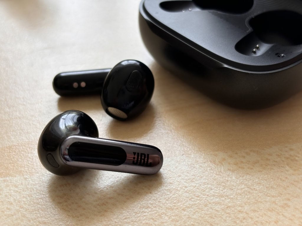 Gestom towarzyszy bardzo słaby dżingiel