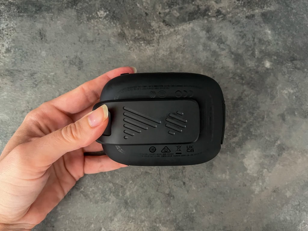 Plastikowy klips z tyłu