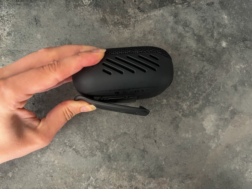 Dzięki temu głośnik można łatwo zdjąć