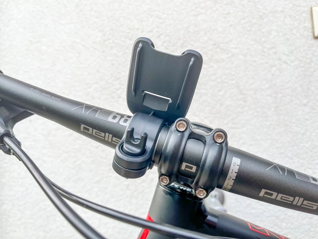 Plastikowy materiał może być podatny na uszkodzenia