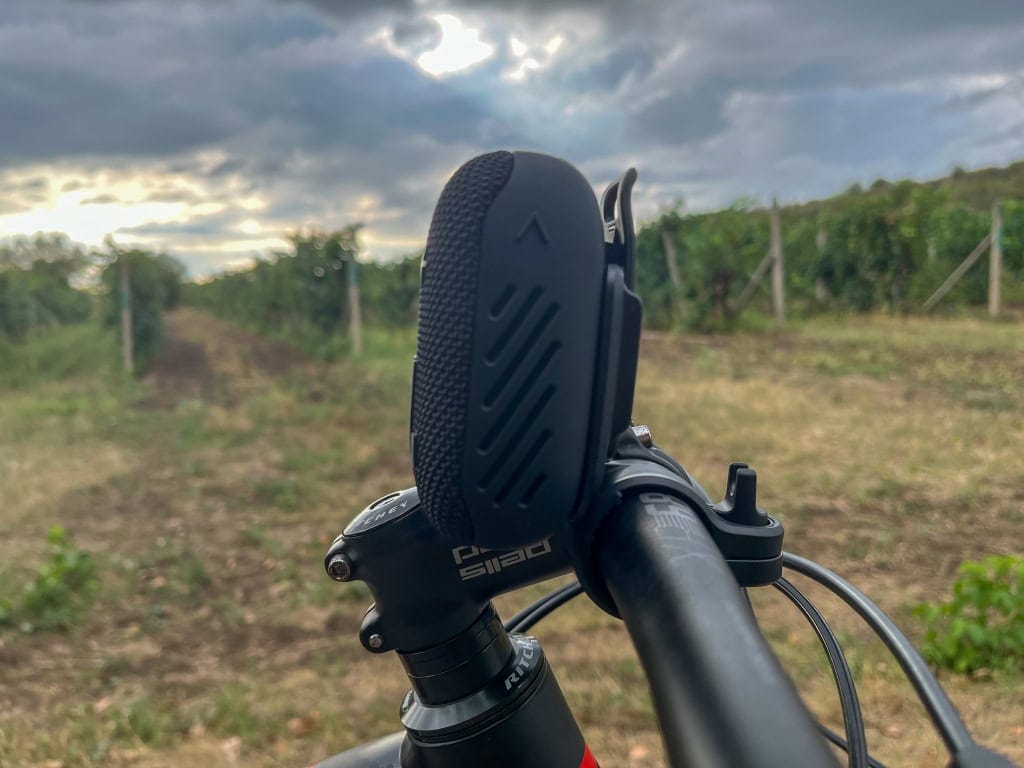 Przyciski z boku służą do przełączania ścieżek