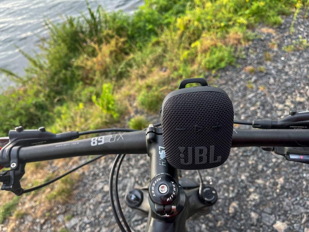 Mocno trzyma się na miejscu w terenie