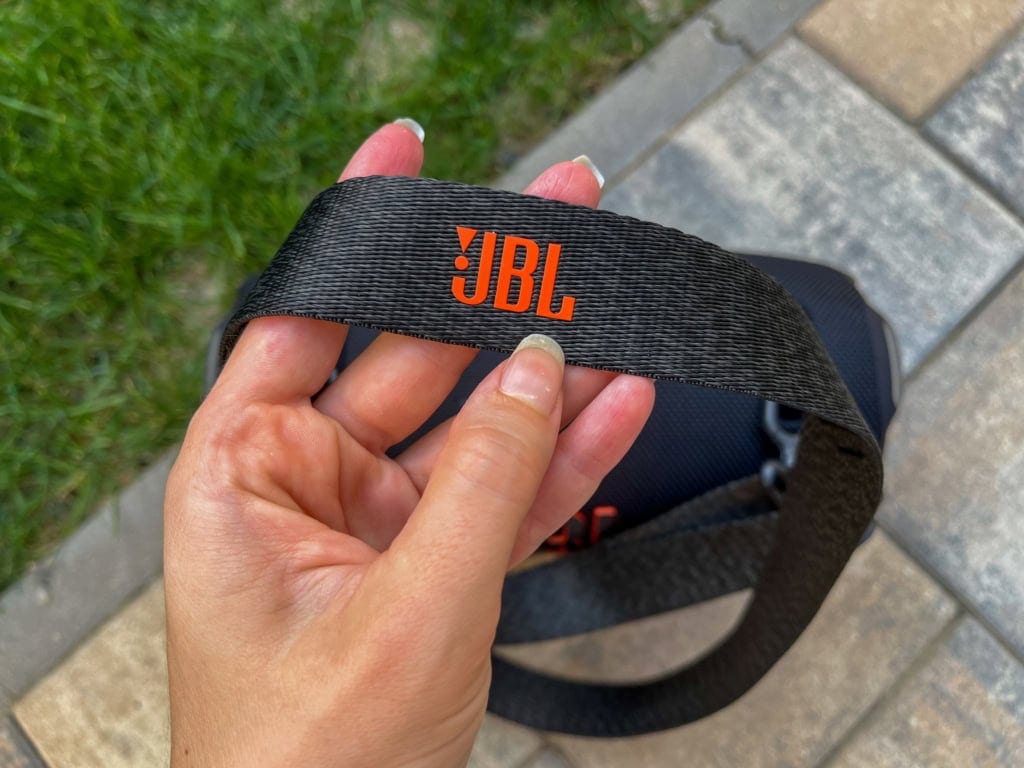 Wykonany jest z wysokiej jakości materiału