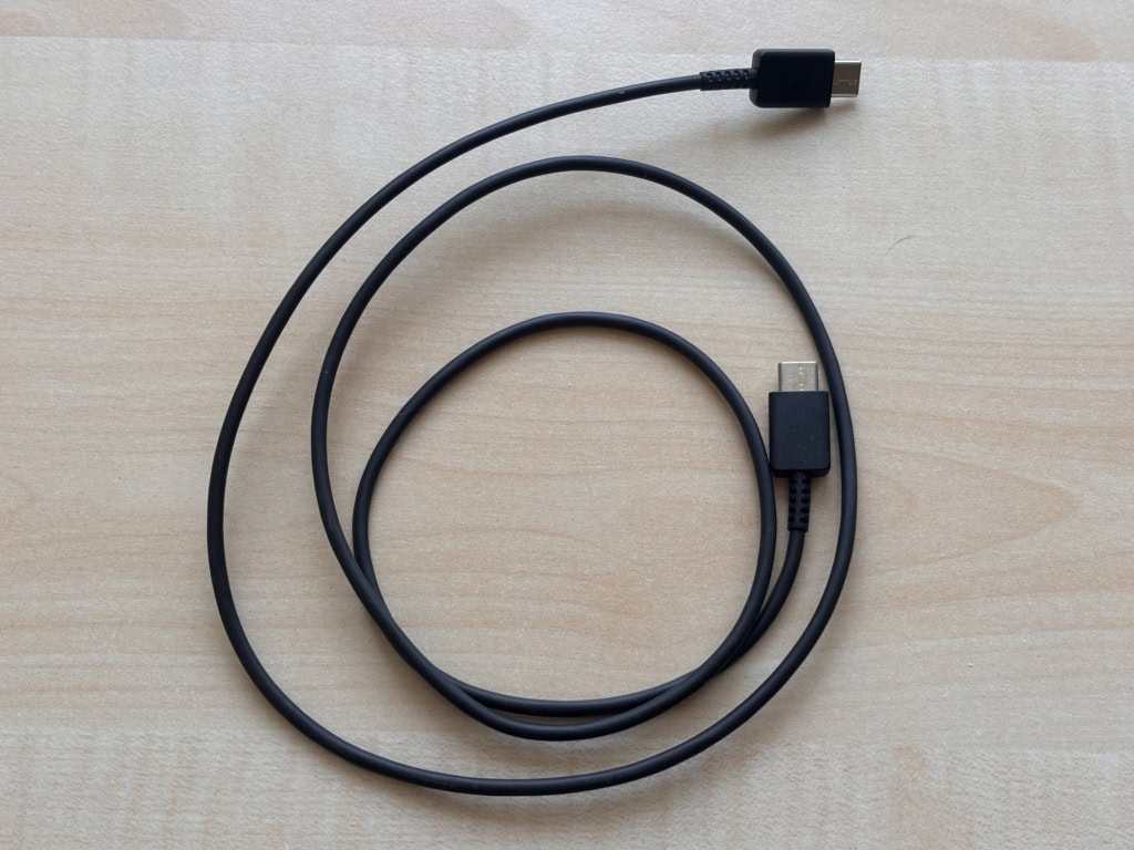 Oprócz kabla, słuchawki można również ładować bezprzewodowo