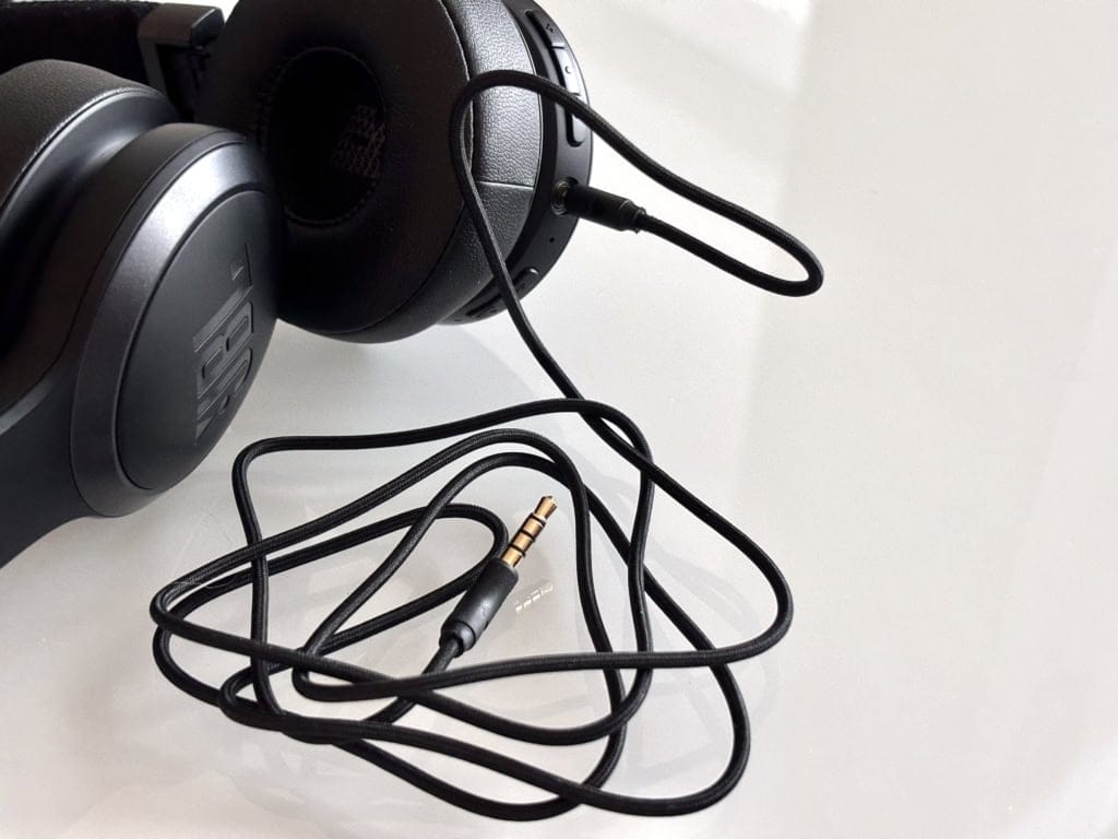 W przypadku rozładowania przydatny jest długi kabel AUX