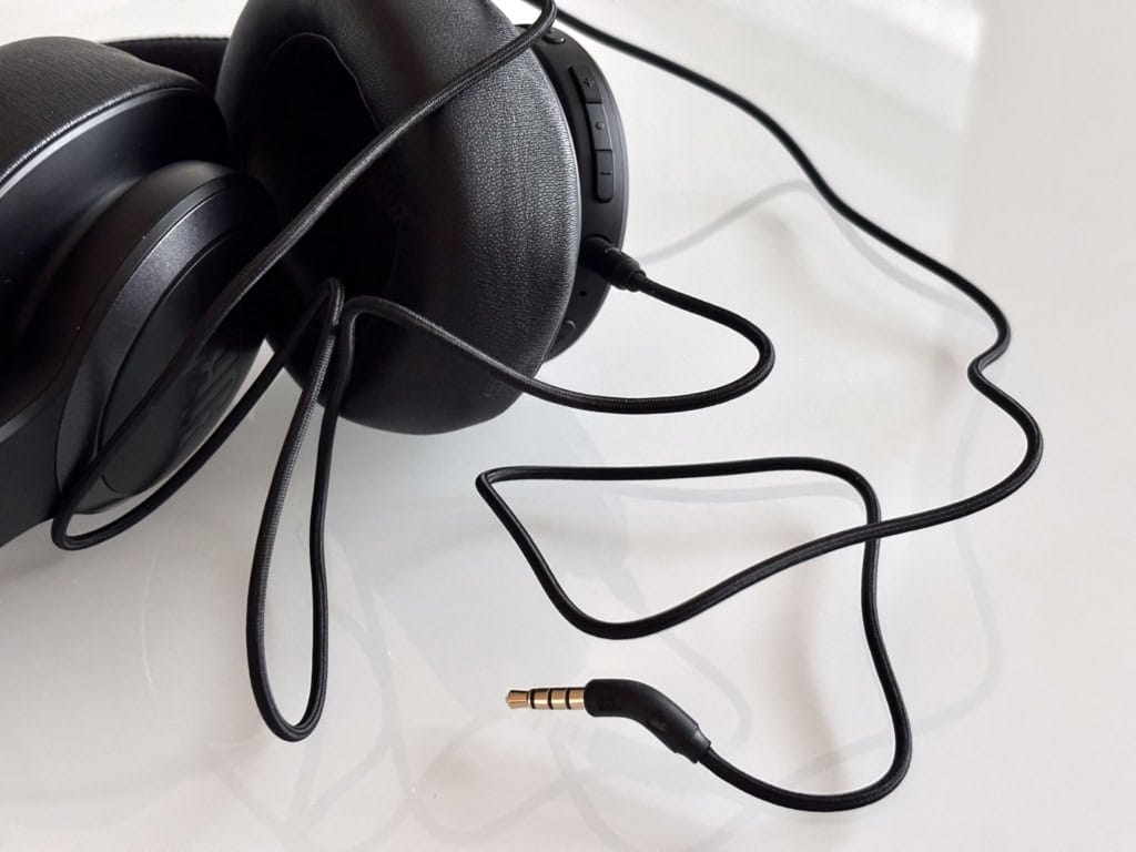 W przypadku rozładowania przydatny jest długi kabel AUX