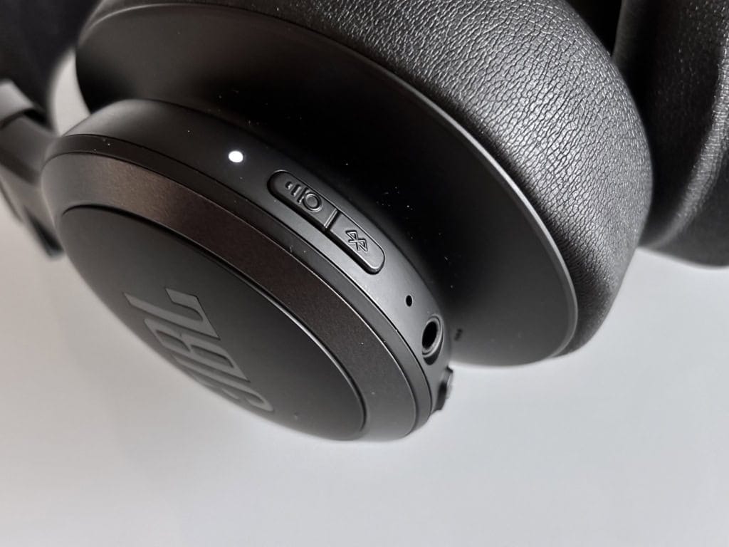 Charakterystyczne perforowane przyciski wielofunkcyjne