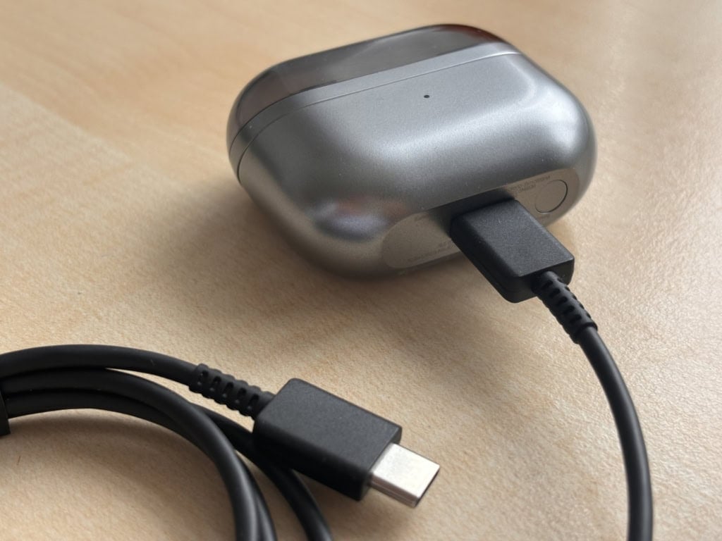 Kolorowe światło informuje obudowę o stanie baterii