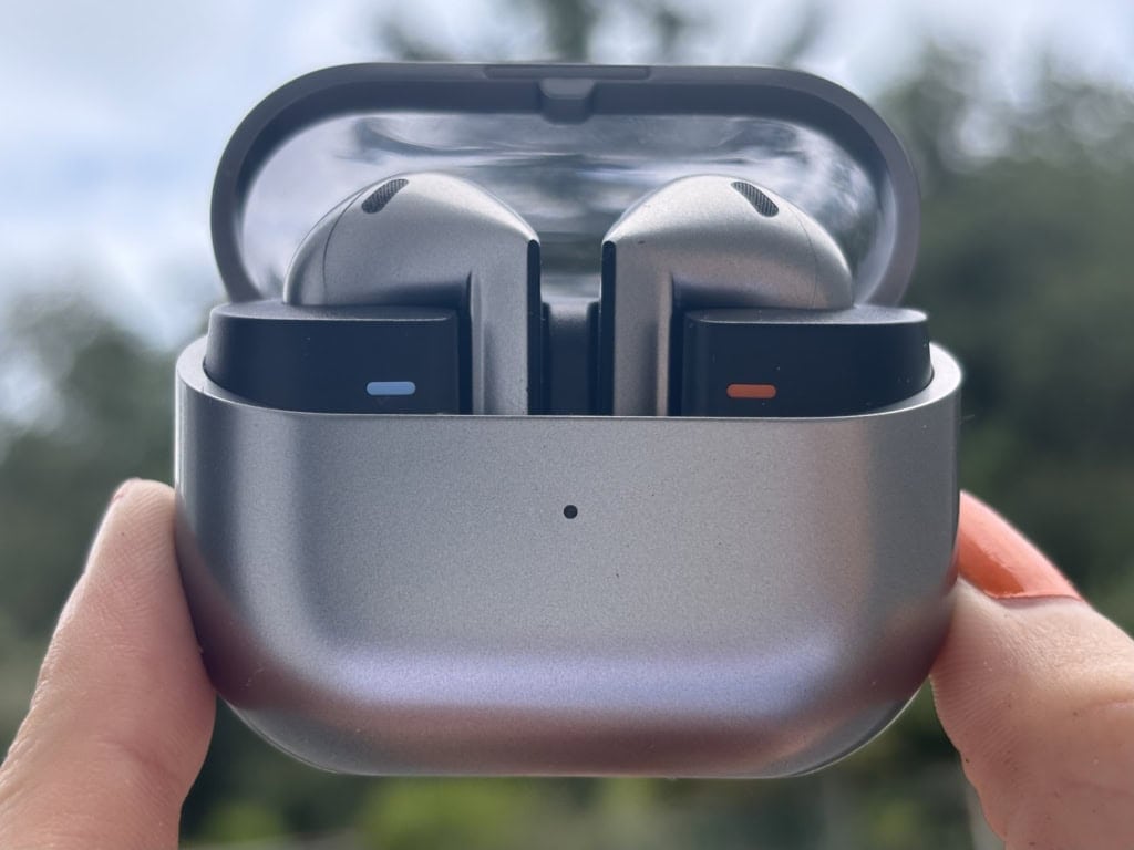 Boki słuchawek można rozpoznać po kolorowych paskach