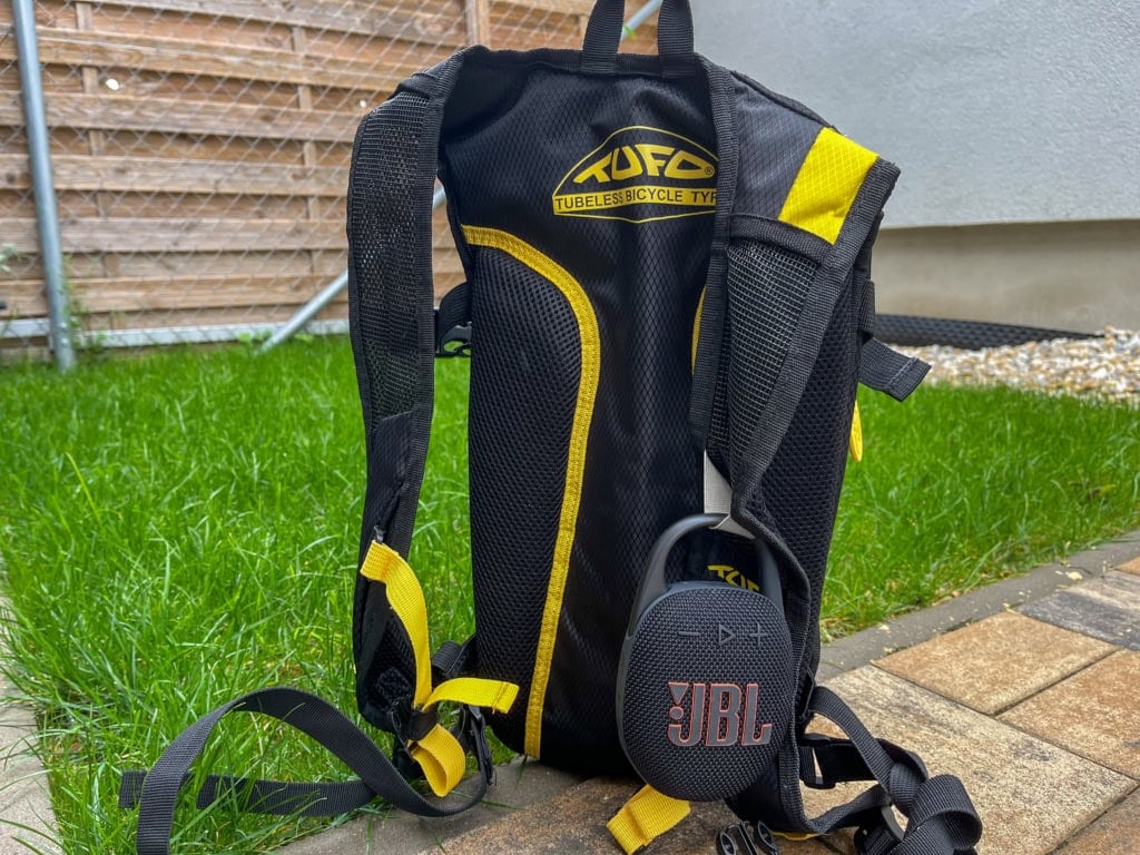 Możliwość przypięcia do plecaka