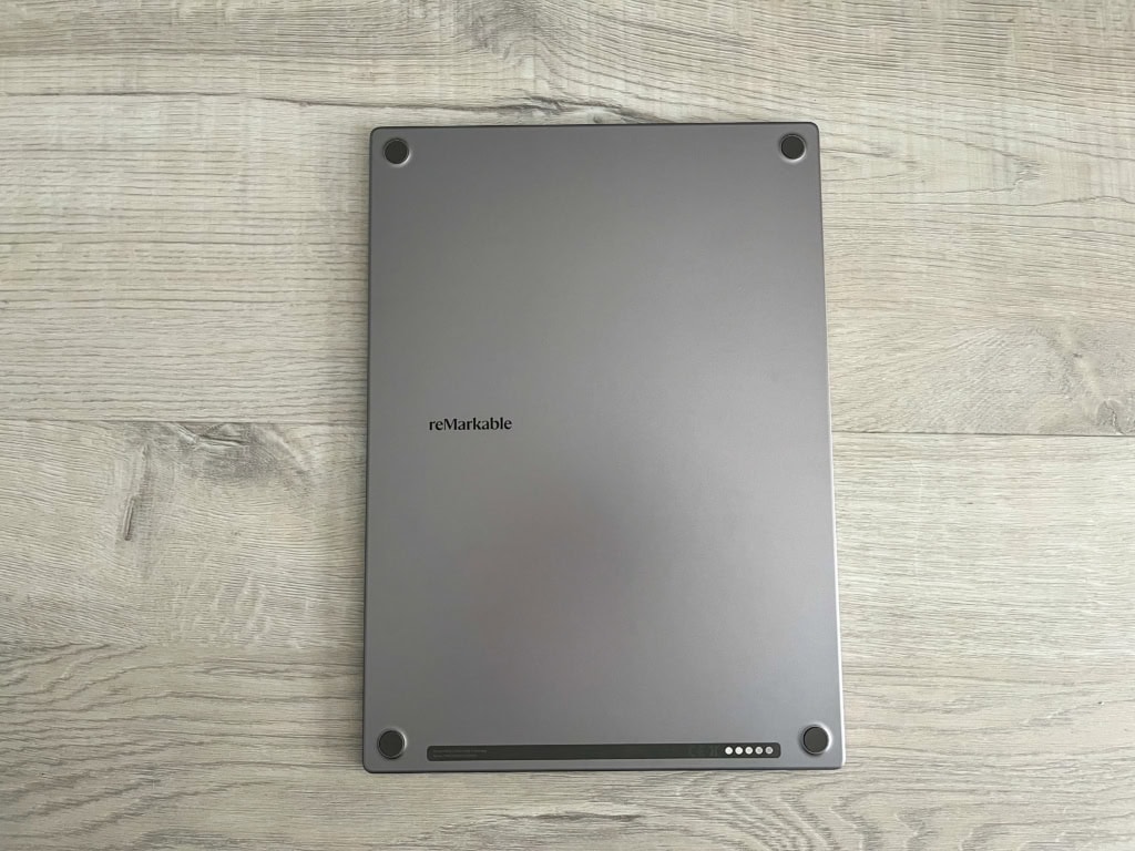 Tylna strona z elementami antypoślizgowymi