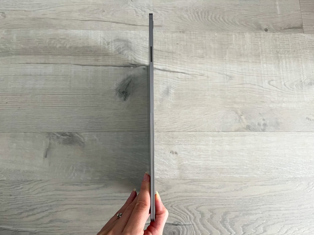 Charakteryzuje się smukłą konstrukcją