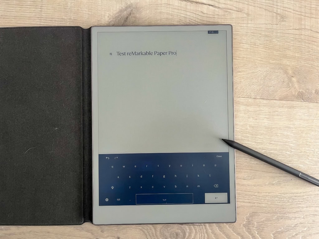 Tekst można wpisywać na klawiaturze