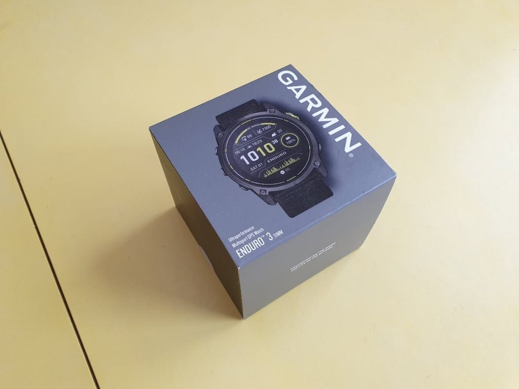 Zegarek jest dostarczany w tradycyjnym pudełku