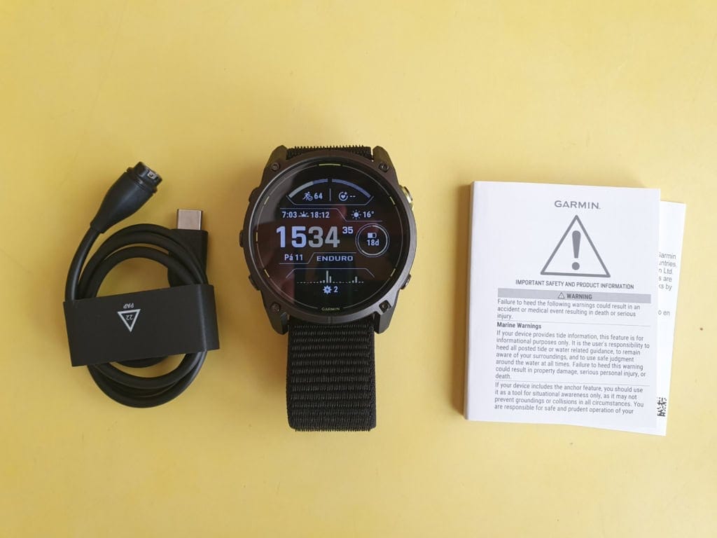 W opakowaniu znajduje się zegarek, ładowarka i instrukcja obsługi