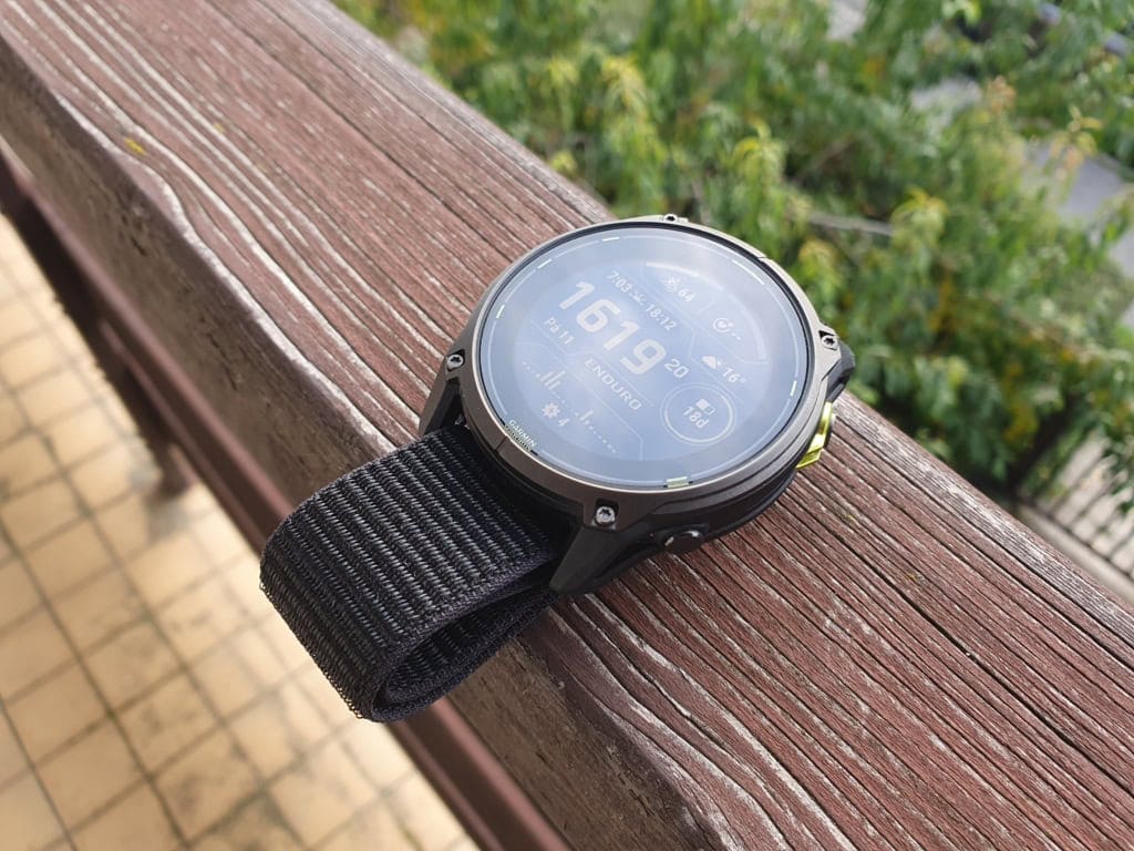 Tytanowa wsuwka jest znacznie węższa