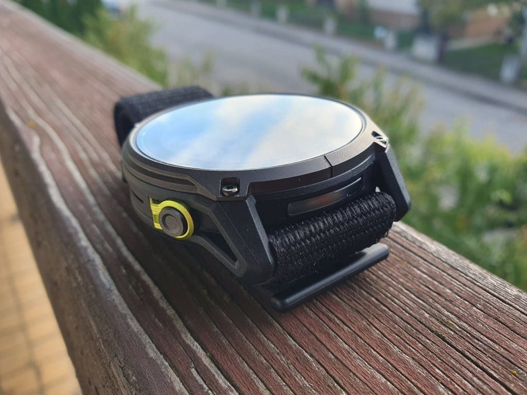 Górna strona jest zdominowana przez latarkę