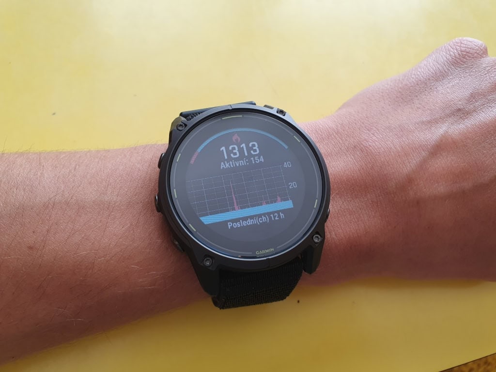 Zegarek śledzi aktywne i pasywne kalorie