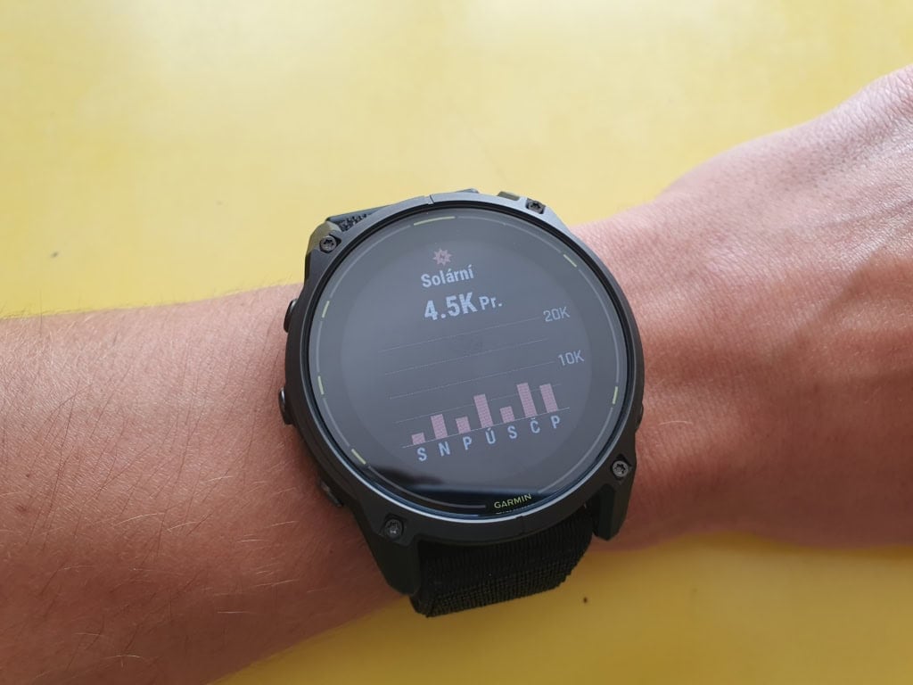 Aby zapewnić ekstremalną żywotność baterii, zegarek wymaga dużej ilości światła słonecznego