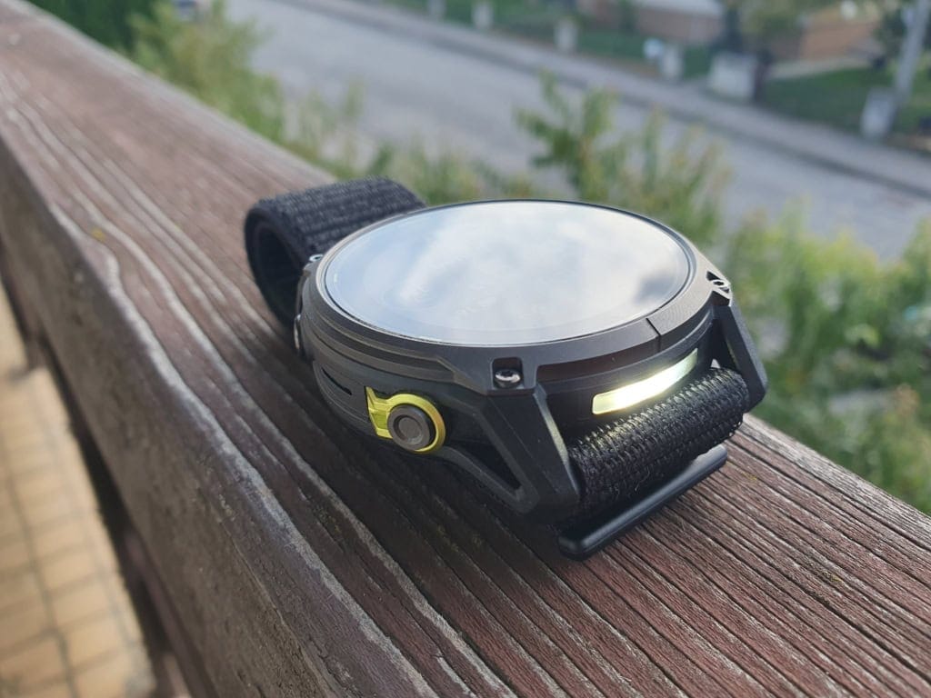 Latarka znajduje się w górnej części obudowy