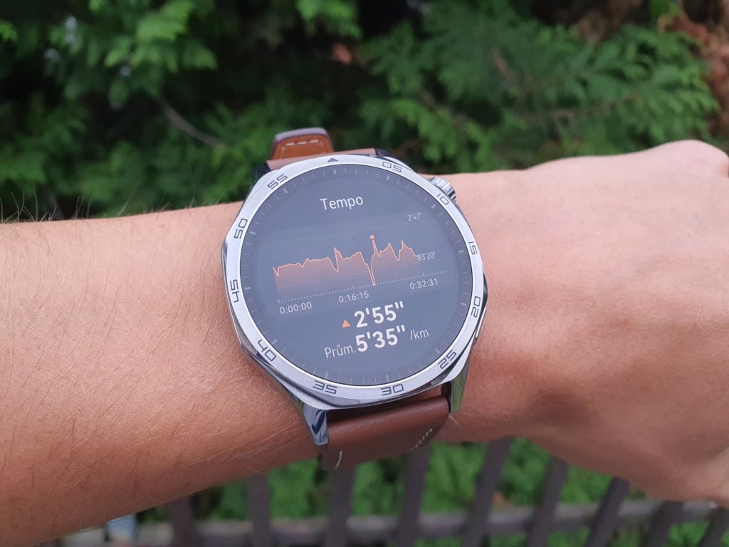 Zegarek mierzy podstawowe wskaźniki sportowe