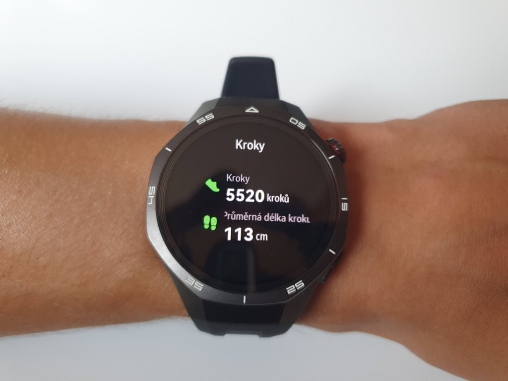 Zegarek liczy kroki i ich długość