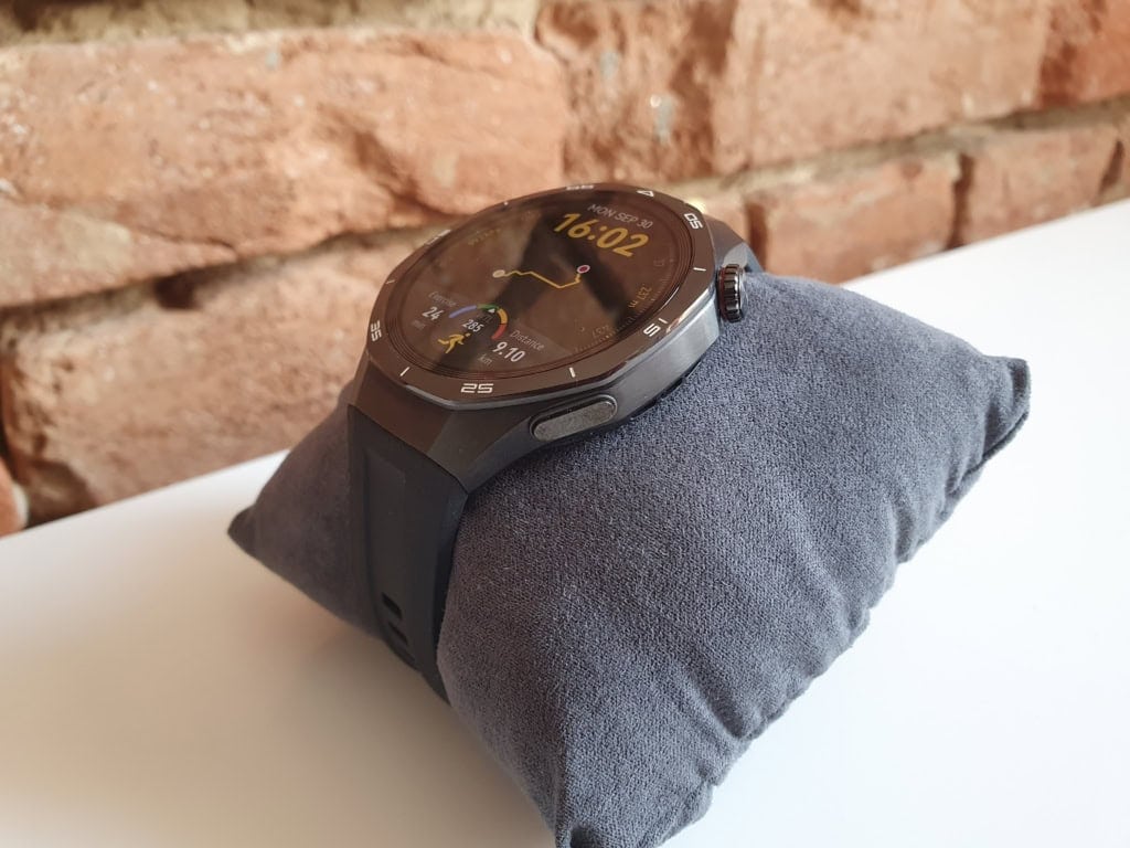 Z boku znajdują się dwa przyciski