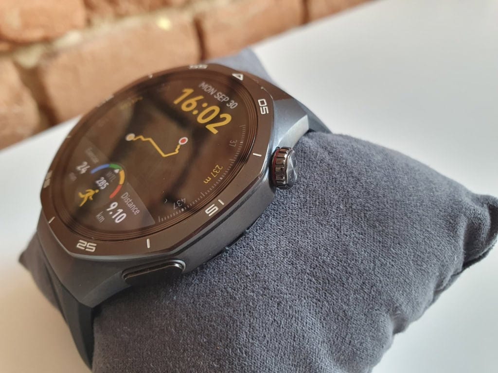 Górny przycisk to obrotowa koronka