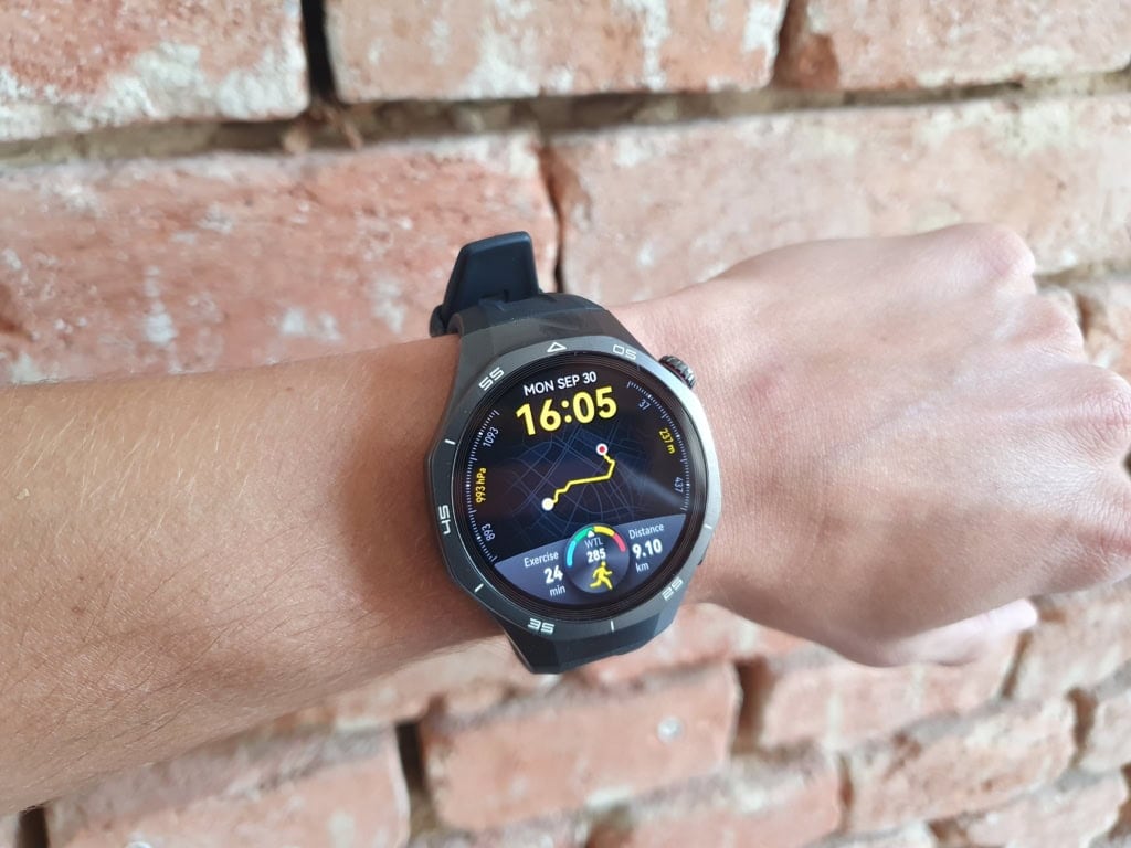 Na moich smukłych dłoniach zegarek był wygodny